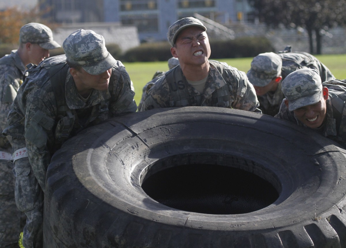 des militaires qui suivent un programme d'entrainement