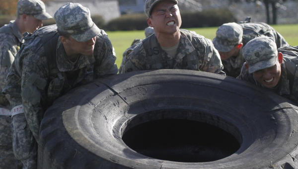 des militaires qui suivent un programme d'entrainement